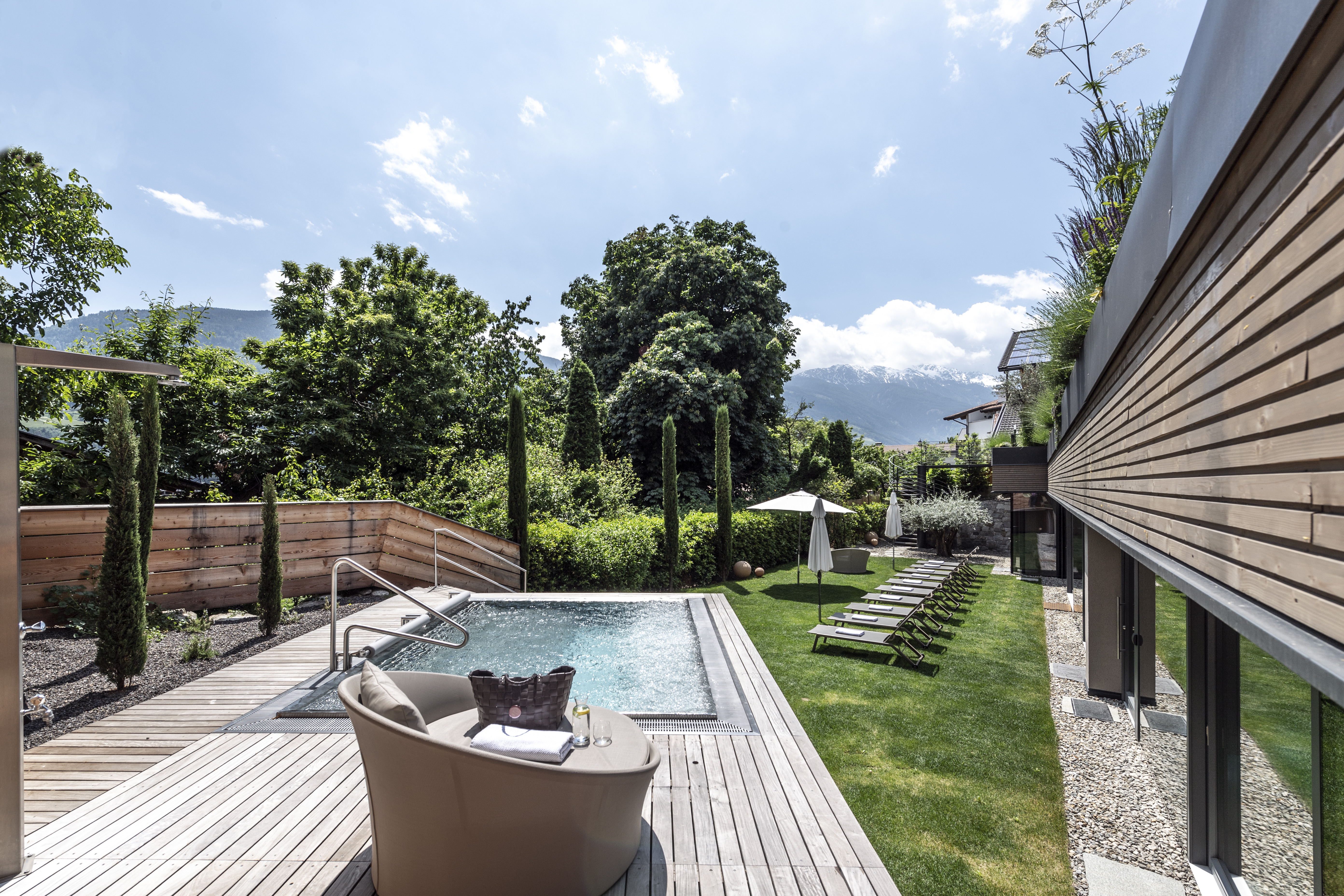 Wellnessurlaub - Klassifizierung: 4 Sterne - Südtirol  - großzügiges Relax Whirlpool im Garten  - Hotel das stachelburg