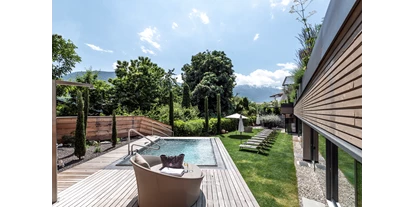 Wellnessurlaub - Oberbozen - großzügiges Relax Whirlpool im Garten  - Hotel das stachelburg