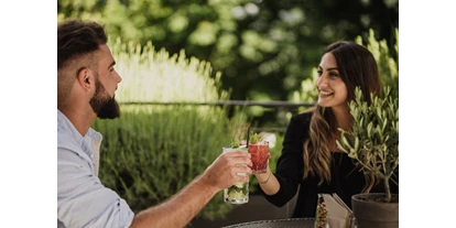Wellnessurlaub - Oberbozen - La Dolce Vita bei einem Aperitif auf unserer großzügigen Terrasse - Hotel das stachelburg