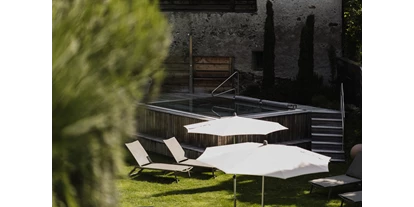Wellnessurlaub - Oberbozen - Gemütliche Liegewiese mit Relax Whirlpool  - Hotel das stachelburg