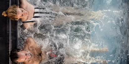 Wellnessurlaub - Dorf Tirol - Whirlpool im Summit Spa - Hotel Das Central - Alpine. Luxury. Life.