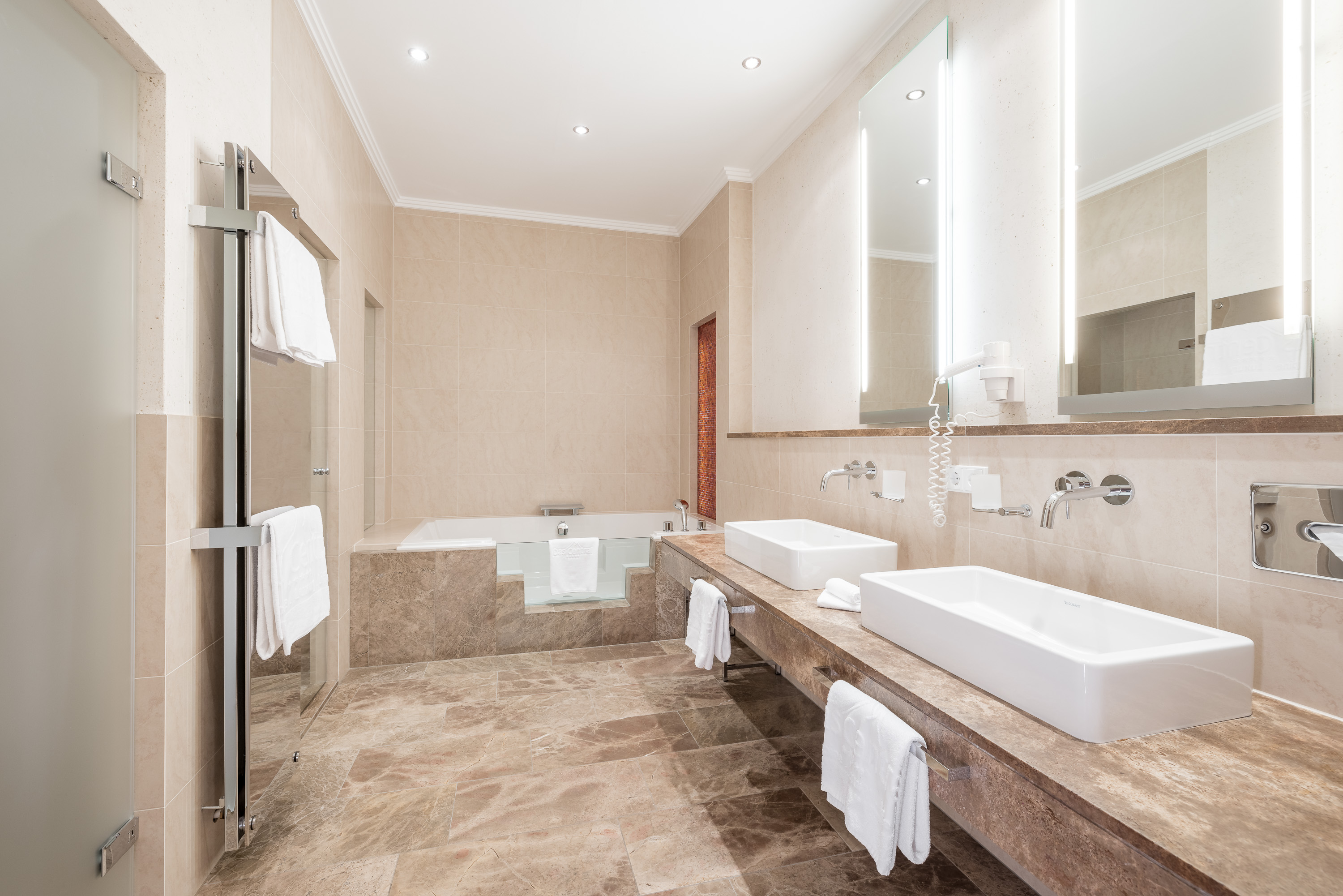 Wellnesshotel: Badezimmer - Hotel Das Central - Alpine. Luxury. Life. - Zimmer | Suiten