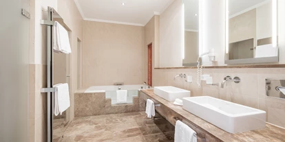 Wellnessurlaub - Dorf Tirol - Badezimmer - Hotel Das Central - Alpine. Luxury. Life.