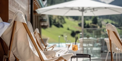 Wellnessurlaub - Dorf Tirol - Summit Bistro & Bar Terrasse im Sommer - Hotel Das Central - Alpine. Luxury. Life.