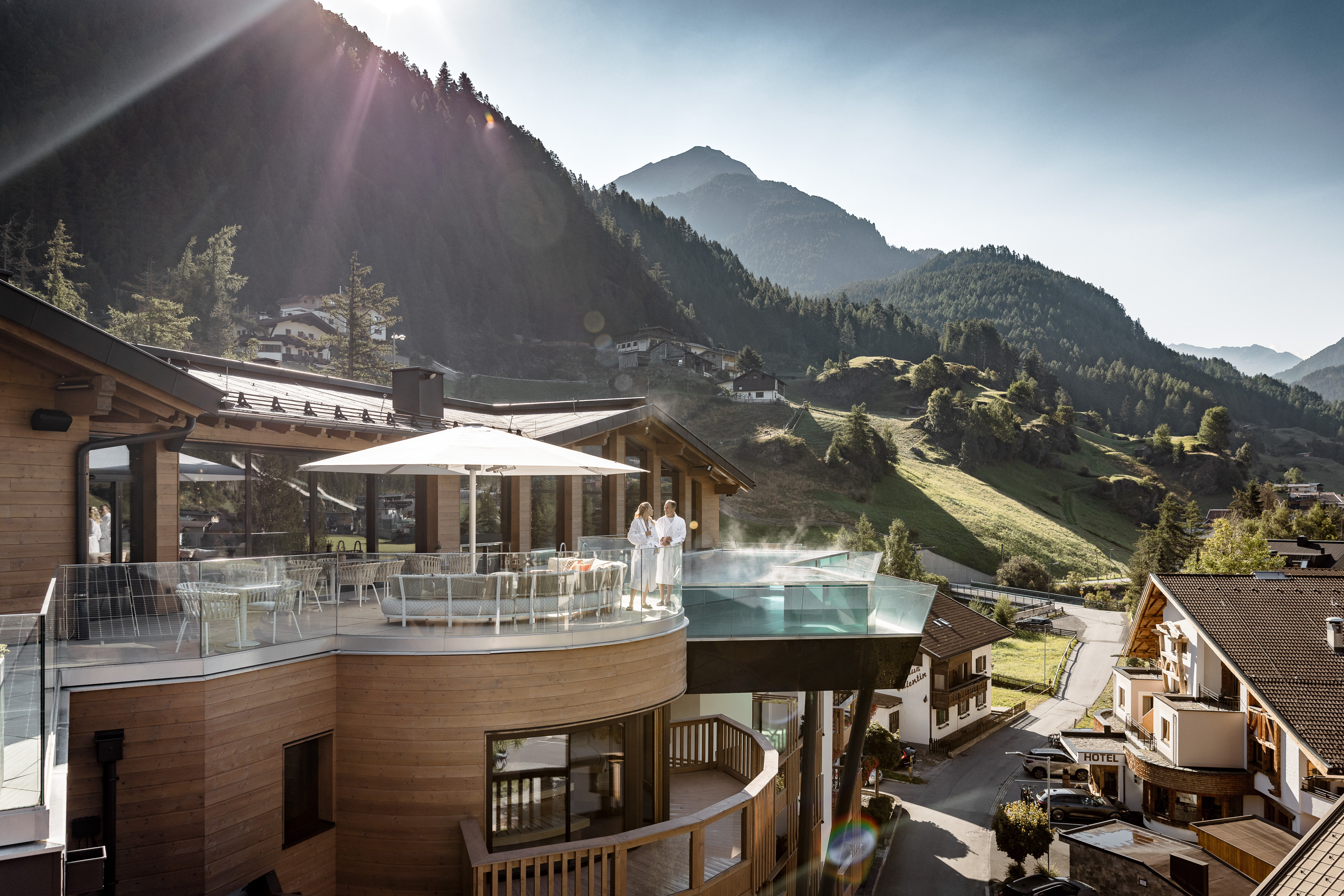 Wellnessurlaub - St. Walburg - Summit Infinity Pool im Sommer - Hotel Das Central - Alpine. Luxury. Life.