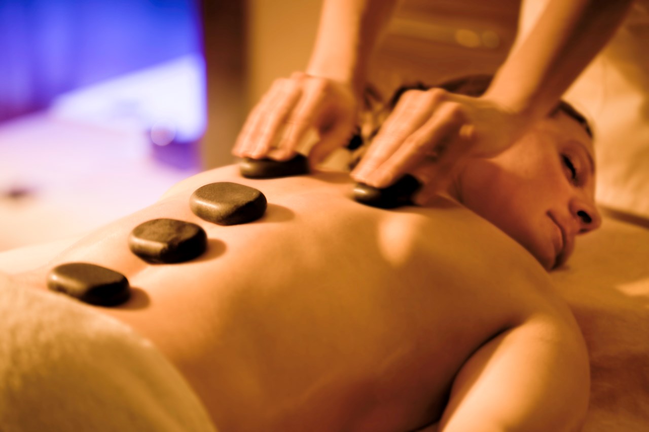 Hotel Kaiserhof Massagen im Detail Hot-Stone Massage Ganzkörper