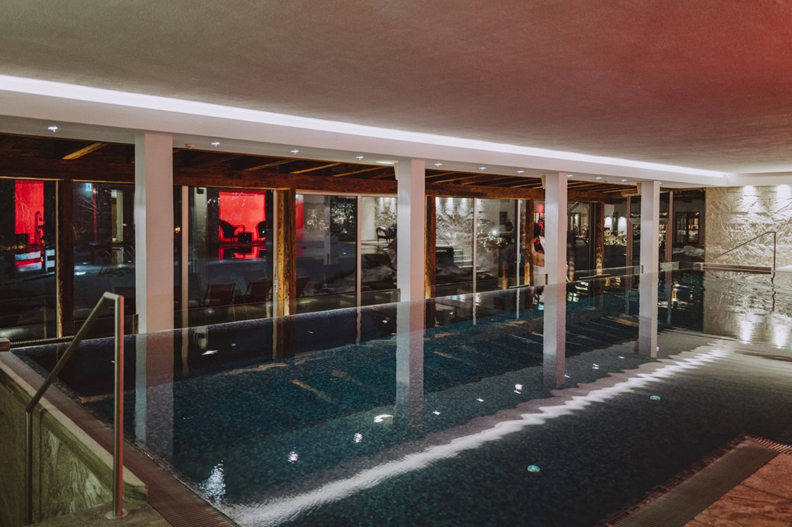 Wellnesshotel: Pool bei Nacht im Hotel Kitzhof Mountain Design Resort - Hotel Kitzhof Mountain Design Resort