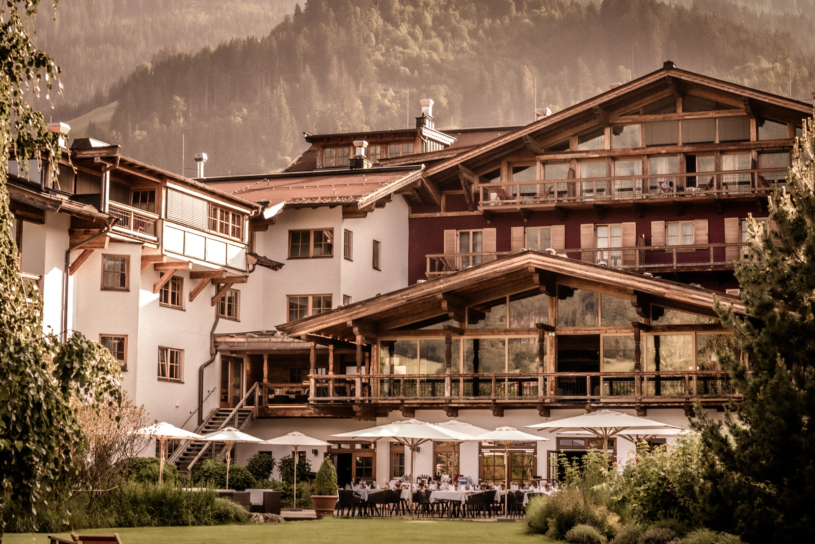 Wellnessurlaub - Ellmau - Außenansicht Terrasse des Hotel Kitzhof Mountain Design Resort in Kitzbühel - Hotel Kitzhof Mountain Design Resort