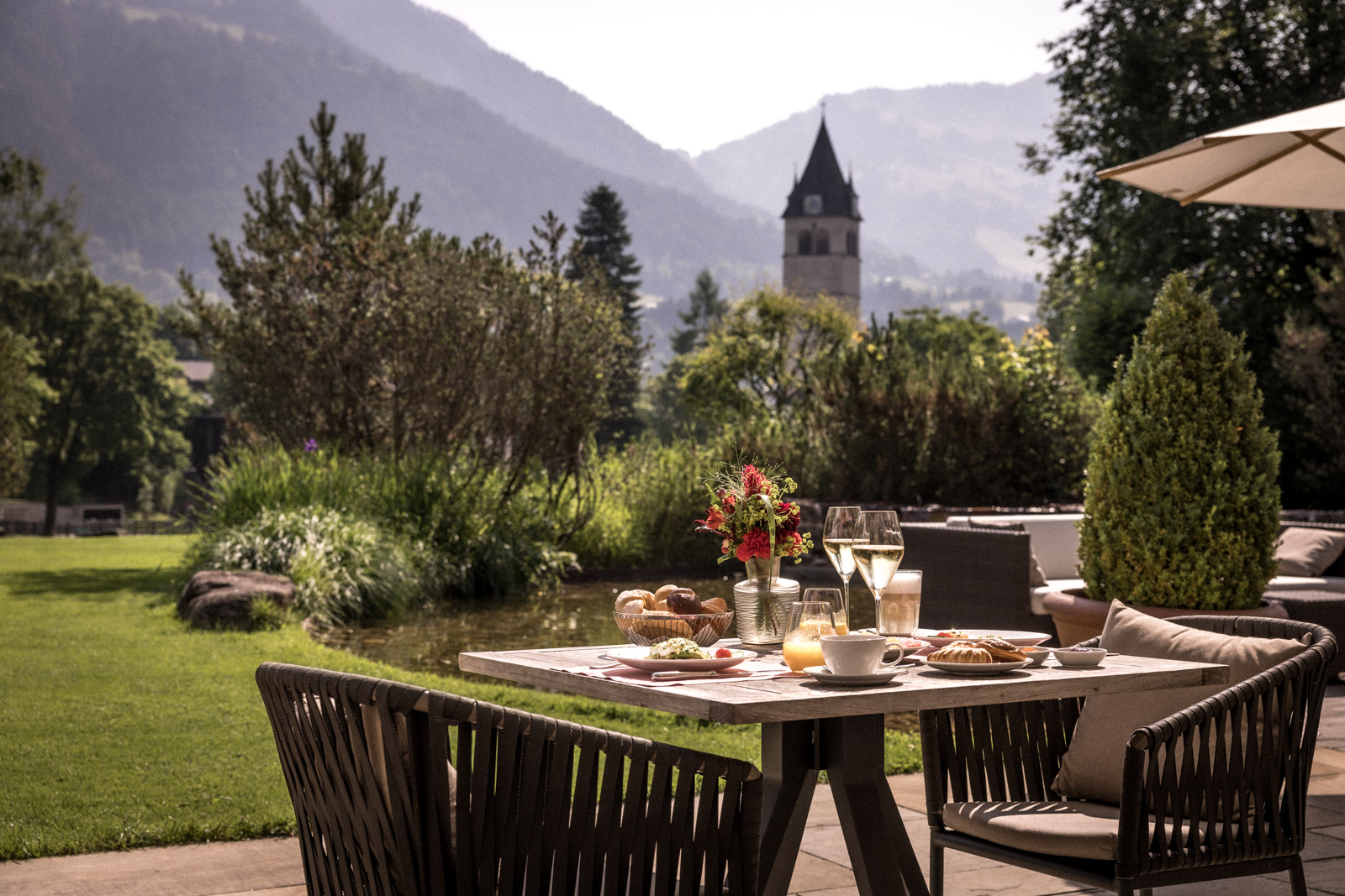 Wellnessurlaub - Ellmau - Champagner-Frühstück auf der Terrasse des Hotel Kitzhof Mountain Design Resort in Kitzbühel - Hotel Kitzhof Mountain Design Resort