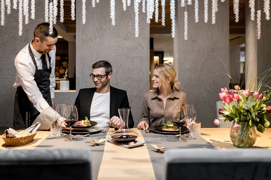 Wellnesshotel: Abends verwöhnen wir unsere Gäste mit dem Dreiländer-Kulinarium "GschmackiX" aus der Dreiländerküche A / CH / I - Alpin ART & SPA Hotel Naudererhof