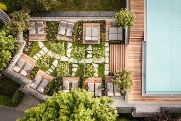 Wellnesshotel: Infinity Pool und Dachgarten von oben - Wohlfühlresort Peternhof 