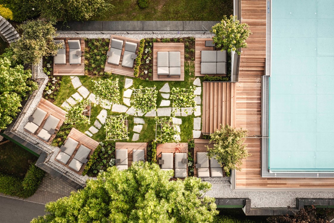 Wellnesshotel: Infinity Pool und Dachgarten von oben - Wohlfühlresort Peternhof 