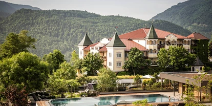 Wellnessurlaub - Babysitterservice - Blick auf Infinity Pool und Kaiser Schlössl - Wohlfühlresort Peternhof