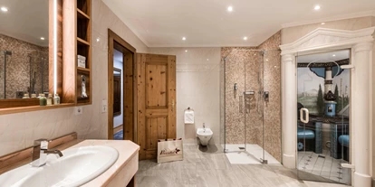 Wellnessurlaub - Babysitterservice - Badezimmer Suite Wilder Kaiser - Wohlfühlresort Peternhof