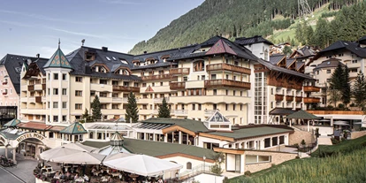 Wellnessurlaub - Babysitterservice - Außenansicht - Hotel Post Ischgl