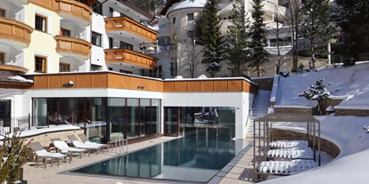 Wellnessurlaub - Babysitterservice - Außenpool im Winter - Hotel Post Ischgl