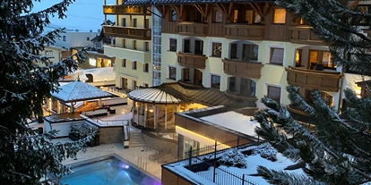 Wellnessurlaub - Babysitterservice - Außenpool im Winter - Hotel Post Ischgl