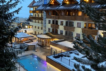 Wellnesshotel: Außenpool im Winter - Hotel Post Ischgl