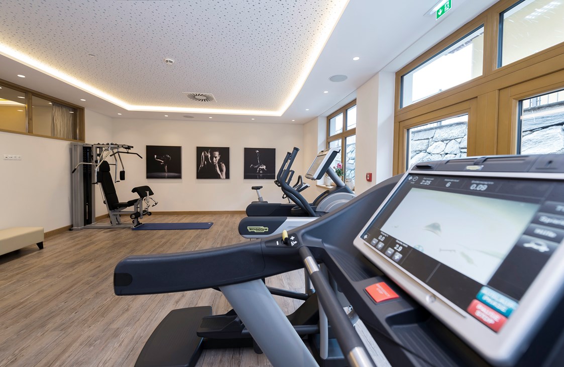 Wellnesshotel: modern ausgestatteter Fitnessraum mit Technogym Geräten - Hotel Post Kaltenbach