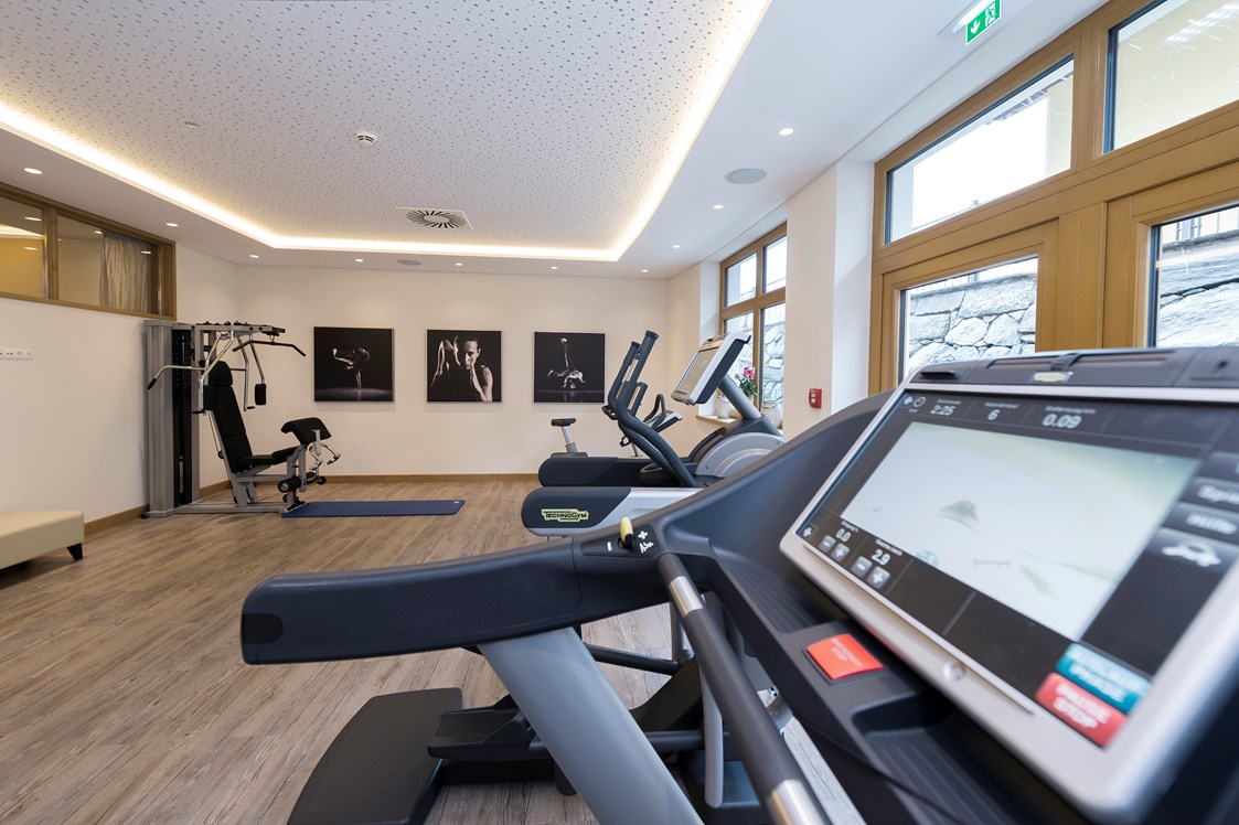 Wellnesshotel: modern ausgestatteter Fitnessraum mit Technogym Geräten - Hotel Post Kaltenbach