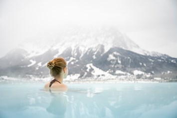 Wellnesshotel: Beheizter Außenpool im Winter
©️ Günter Standl - Hotel Post Lermoos