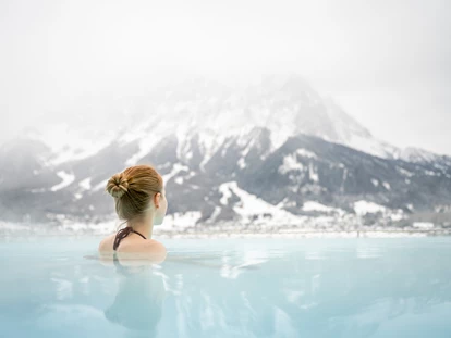 Wellnessurlaub - Fahrradverleih - Innsbruck - Beheizter Außenpool im Winter
©️ Günter Standl - Hotel Post Lermoos