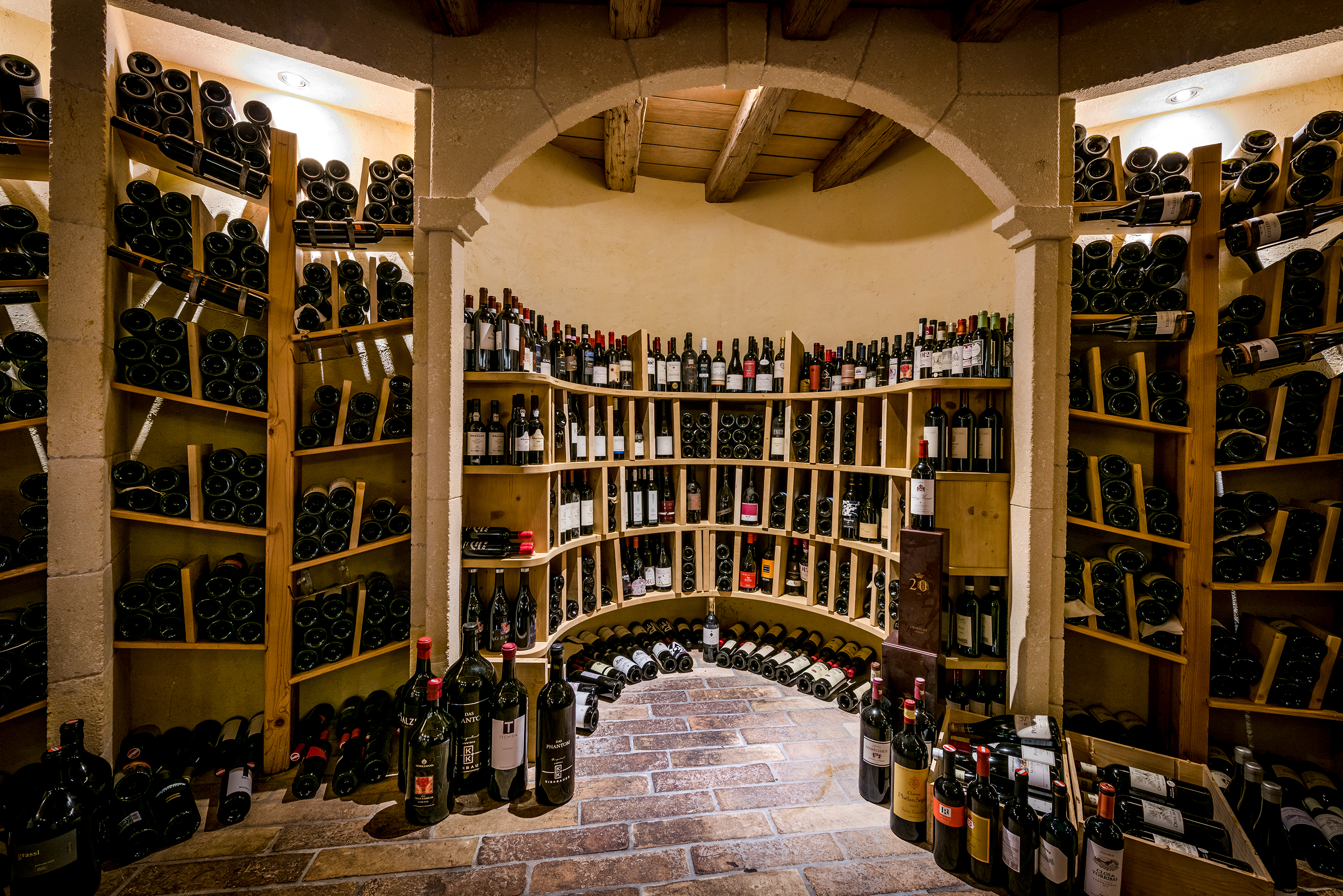 Wellnesshotel: Über 1000 Positionen im Weinkeller - Hotel Post Lermoos