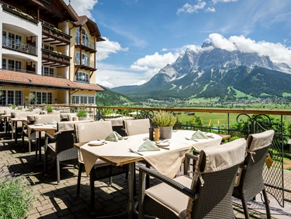 Wellnessurlaub - Fahrradverleih - Innsbruck - Terrasse mit Blick zur Zugspitze - Hotel Post Lermoos