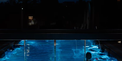 Wellnessurlaub - Parkplatz: kostenlos beim Hotel - Seibersdorf (Kirchberg ob der Donau) - Pool by night Loxone Campus - Loxone Campus