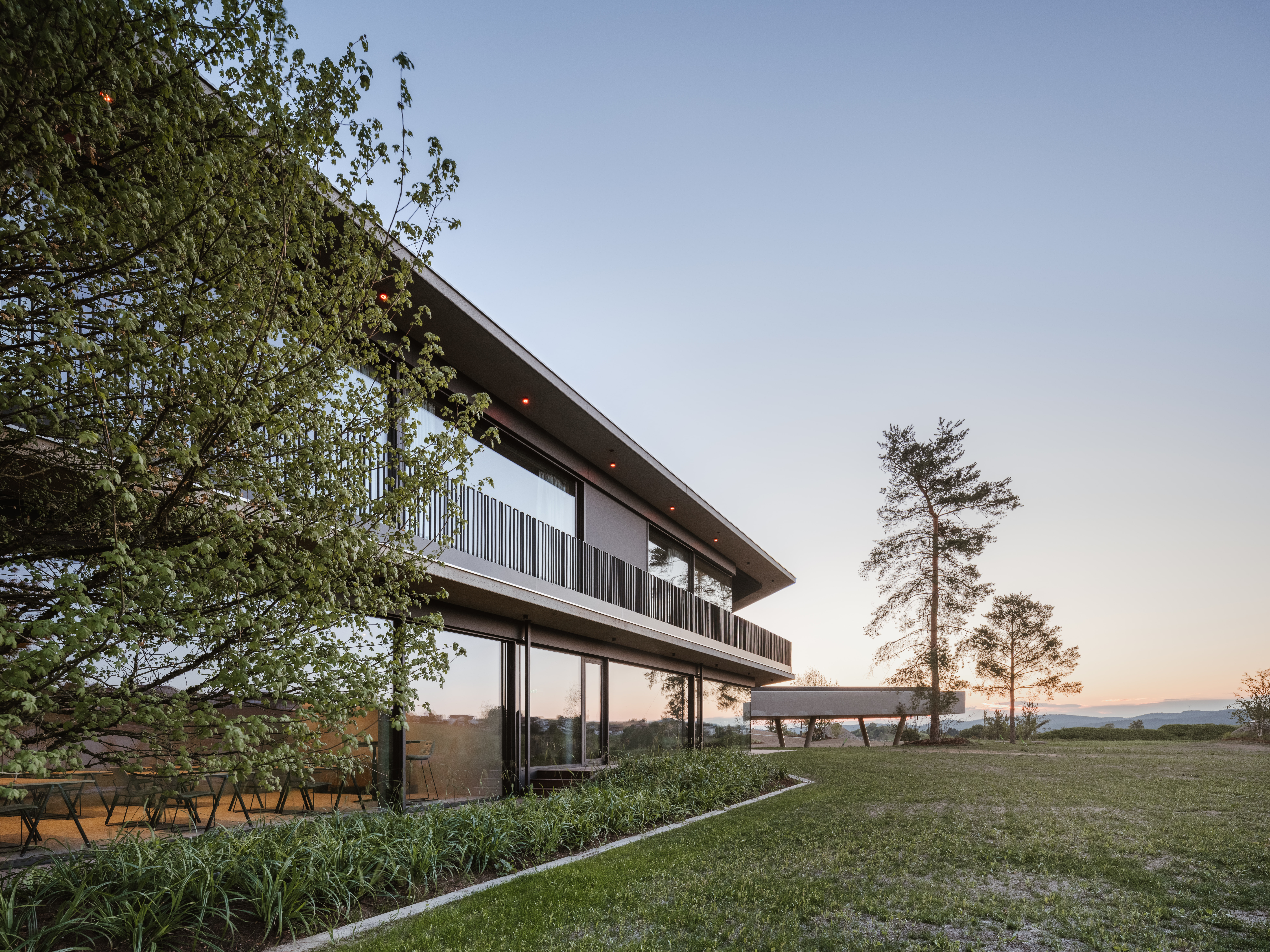 Wellnesshotel: Parkanlage mit Infinity Pool Loxone Campus - Loxone Campus