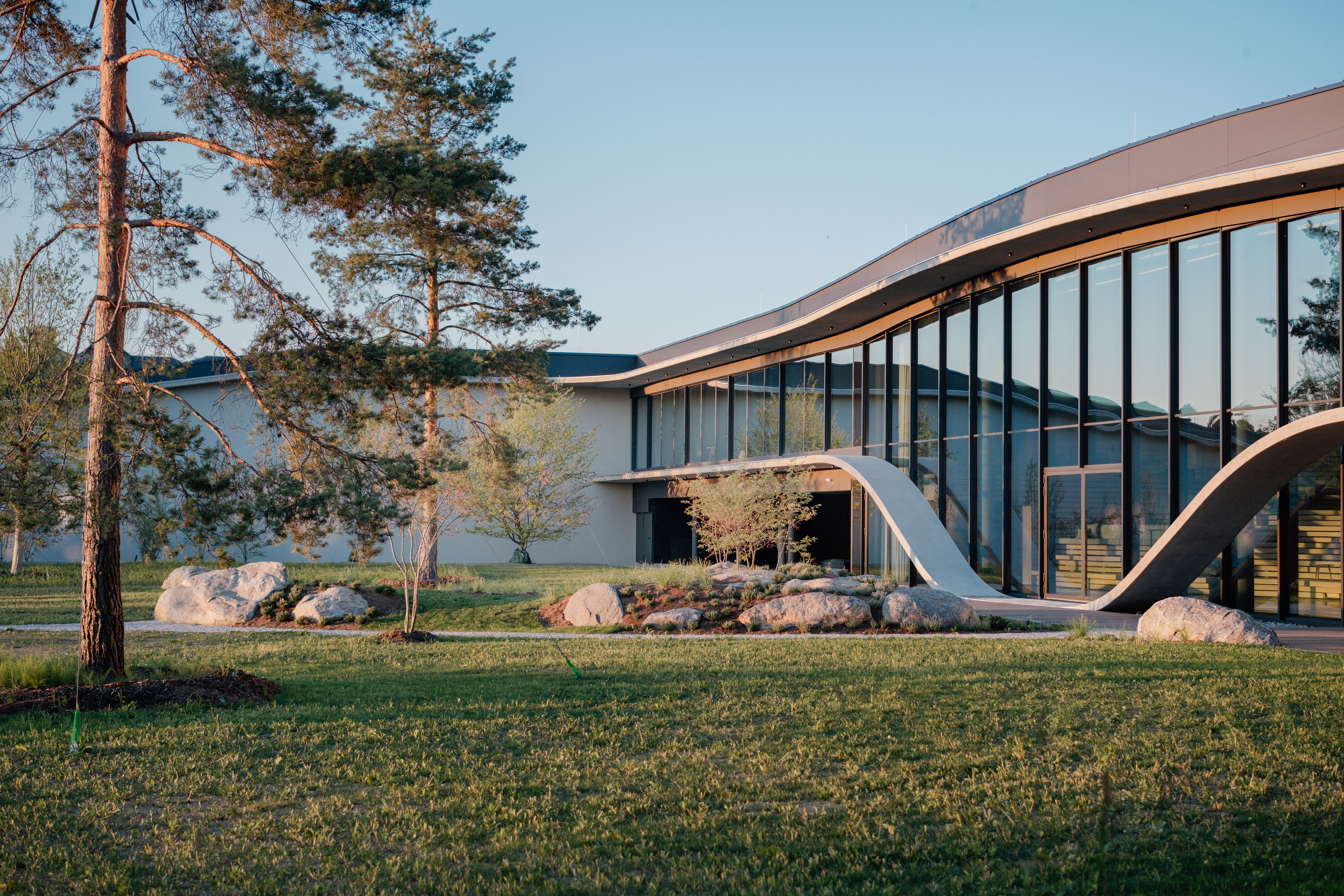 Wellnesshotel: Auditorium Außenansicht Loxone Campus - Loxone Campus
