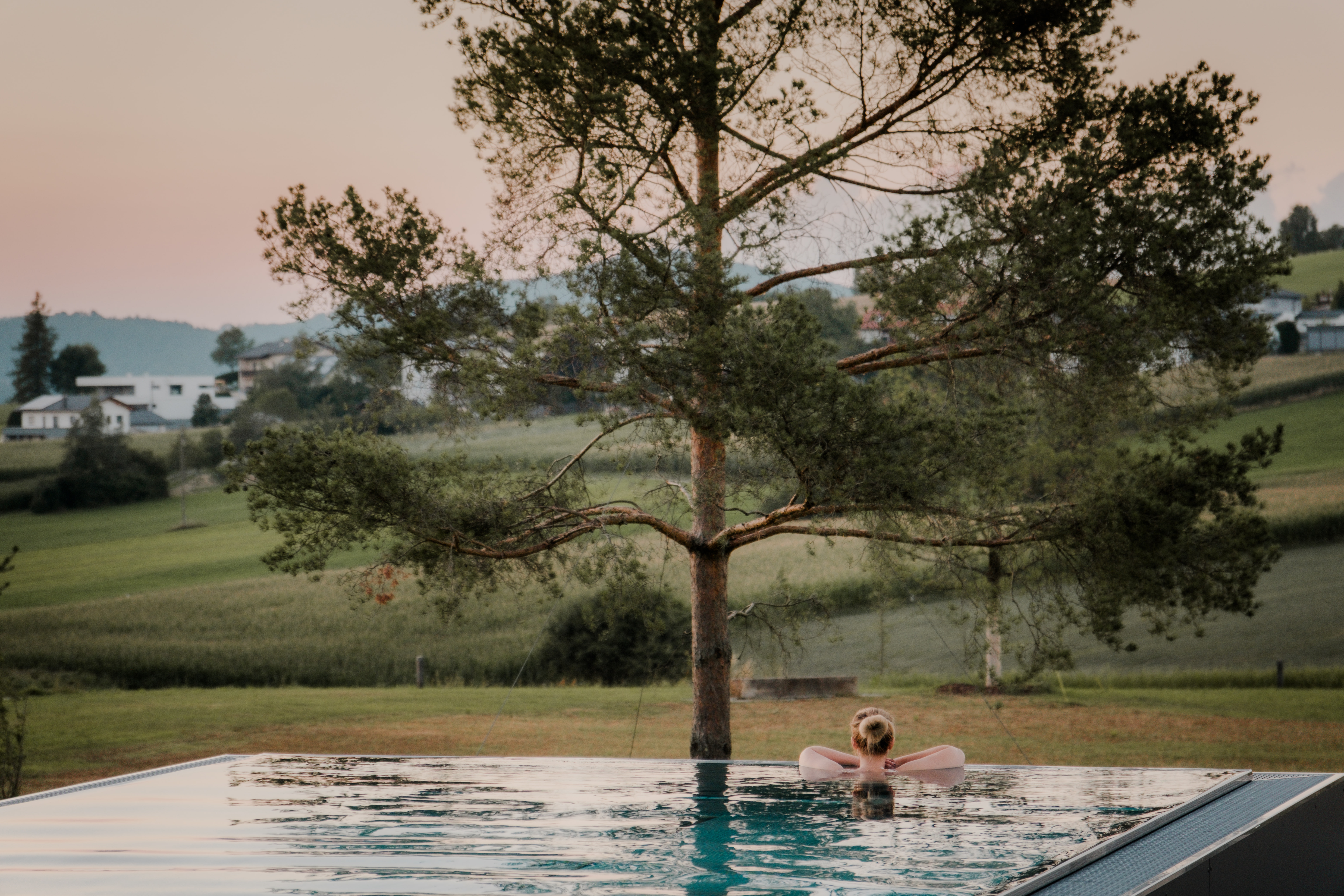 Wellnesshotel: Pool bei Sonnenuntergang Loxone Campus - Loxone Campus