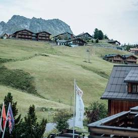 Wellnesshotel: Zimmer mit Ausblick - Hotel Goldener Berg - Your Mountain Selfcare Resort
