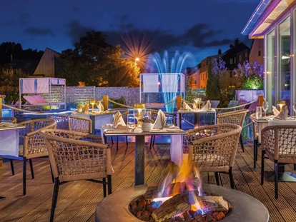 Wellnessurlaub - Kelberg - Terrasse am Schwimmteich - Lifestyle Resort Zum Kurfürsten