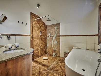 Wellnessurlaub - Finnische Sauna - Saldenburg - Bad Juniorsuite - Wellness & Naturhotel Tonihof****S
