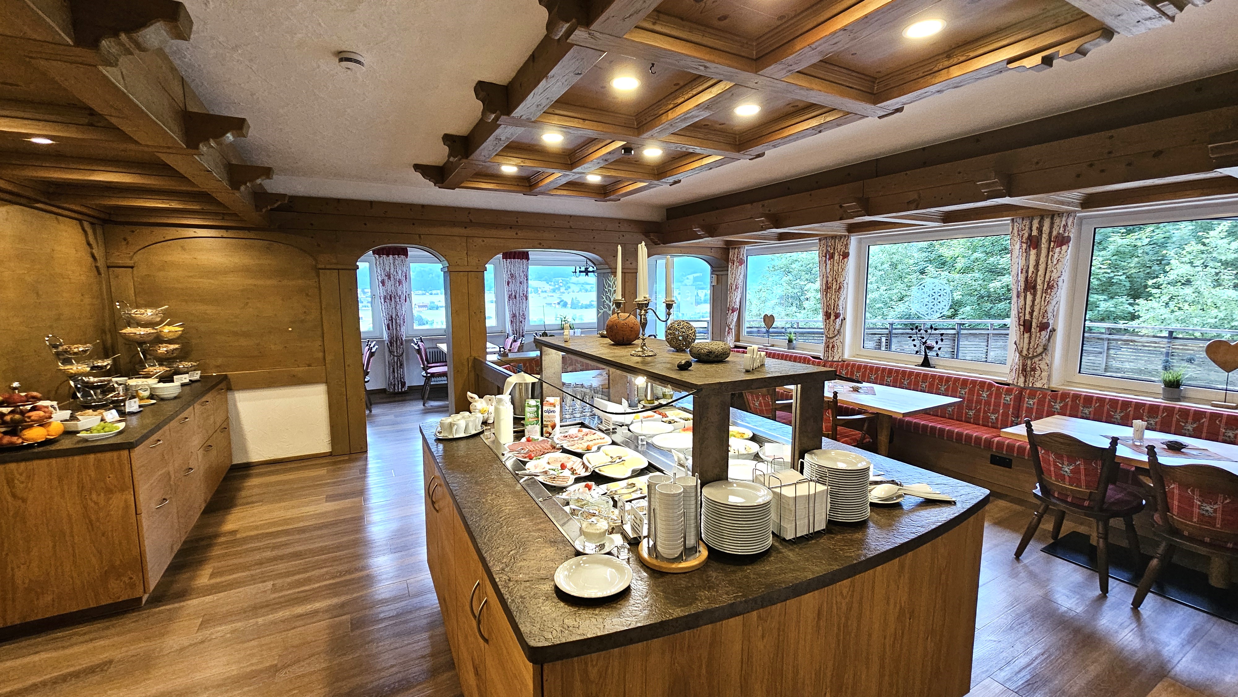 Wellnesshotel: Frühstücksbuffet mit direktem Blick auf die Oberstdorfer Bergwelt - Naturhotel Waldesruhe