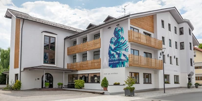 Wellnessurlaub - Day SPA - Knotzberg (Neukirchen am Walde, Natternbach) - Willkommen im Antoniushof, Ihrem idealen Rückzugsort für Entspannung und Wohlbefinden. Entdecken Sie unser charmantes Hotel, das sich durch eine moderne Architektur mit hellen, einladenden Fassaden und wunderschön gestalteten Holzbalkonen auszeichnet. Genießen Sie die Ruhe in unseren großzügig gestalteten Zimmern. Unser Hotel bietet nicht nur komfortable Unterkünfte, sondern auch erstklassige Spa-Einrichtungen, die perfekt sind, um sich zu entspannen und zu regenerieren. Lassen Sie sich verwöhnen und erleben Sie Wellness und Gastfreundschaft in einer ganz neuen Dimension im Antoniushof.
 - Hotel Antoniushof