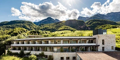 Wellnessurlaub - Dorf Tirol - Genießen Sie die Ruhe der Natur, das herrliche Panorama mit mediterranem Flair und erleben Sie eine faszinierende Urlaubserfahrung: Hochwertiges Wohnen mitten in den Weinbergen. Privatsphäre genießen! Das Hotel Hasslhof liegt in sonniger Hanglage, direkt über dem Kalterer See und bietet Ihnen Frühstücksbuffet und Abendessen. Auf der großzügigen Dachterrasse erwartet Sie "Hasslhof's Badelandschaft" bestehend aus: großen, beheizten Outdoor-Infinity-Pool ( 16 x 8 m) mit traumhaften Seeblick Panoramasauna: Finnischer Sauna mit herrlichen Seeblick und Dampfbad Whirlpool im Freien Kinderpool im Freien Zirm-Ruheraum zum Entspannen und Genießen Museum-Mobil Card ebenfalls inklusive - Hotel Hasslhof - Wohnen im Weinberg am Kalterer See