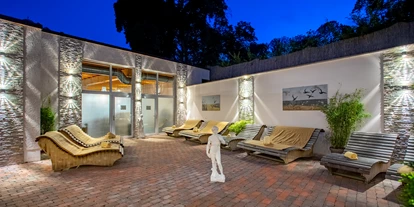Wellnessurlaub - Finnische Sauna - Fladungen - Pool & Sauna Außenbereich - Hotel Badehof
