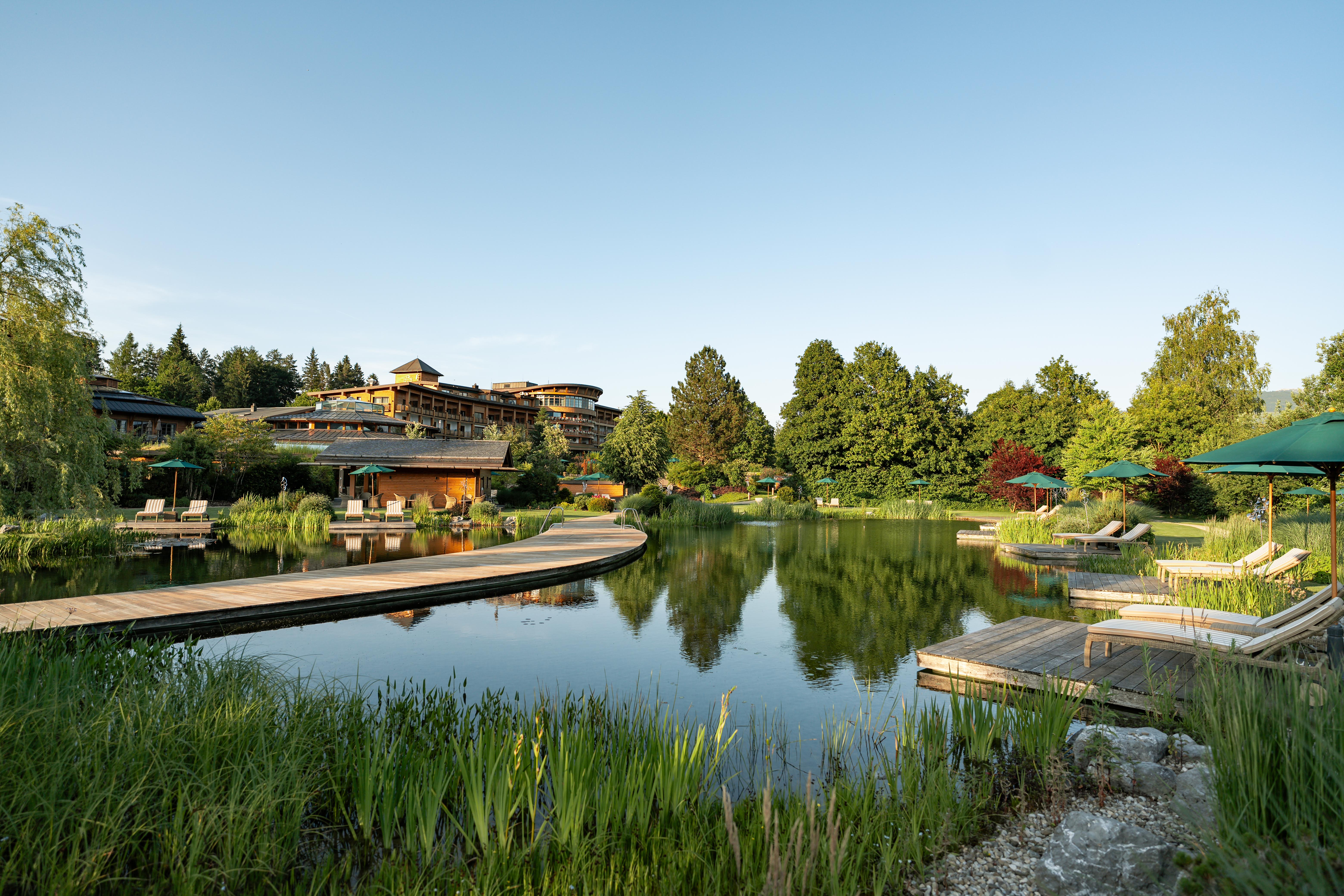 Wellnesshotel: Idyllischer Bergsee mit der Sonnenalp im Hintergrund. - Sonnenalp Resort - Wasser