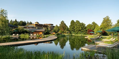 Wellnessurlaub - Biosauna - Isny im Allgäu - Idyllischer Bergsee mit der Sonnenalp im Hintergrund. - Sonnenalp Resort