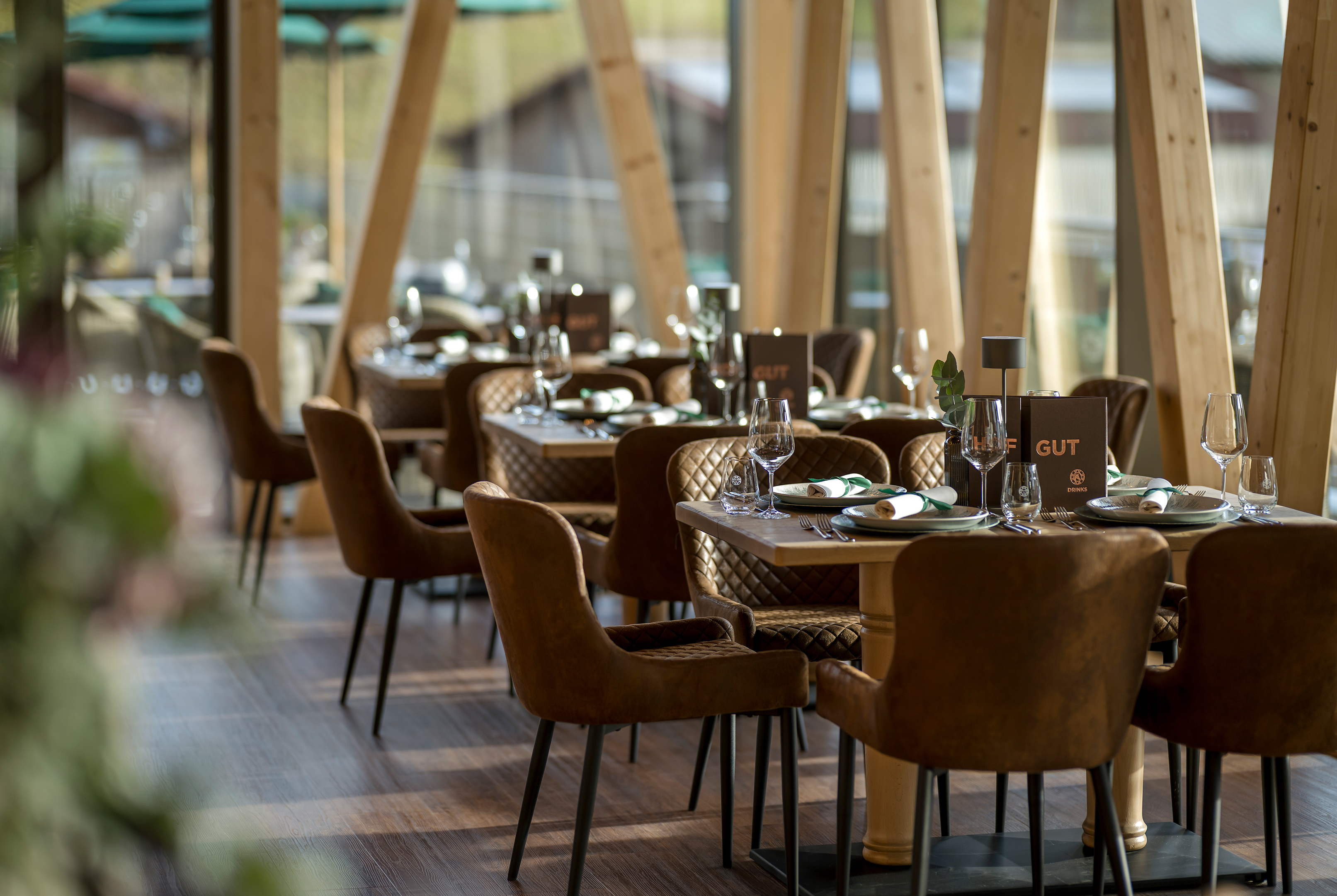 Wellnesshotel: Hofgut-Restaurant auf dem Hofgut-Areal - Sonnenalp Resort