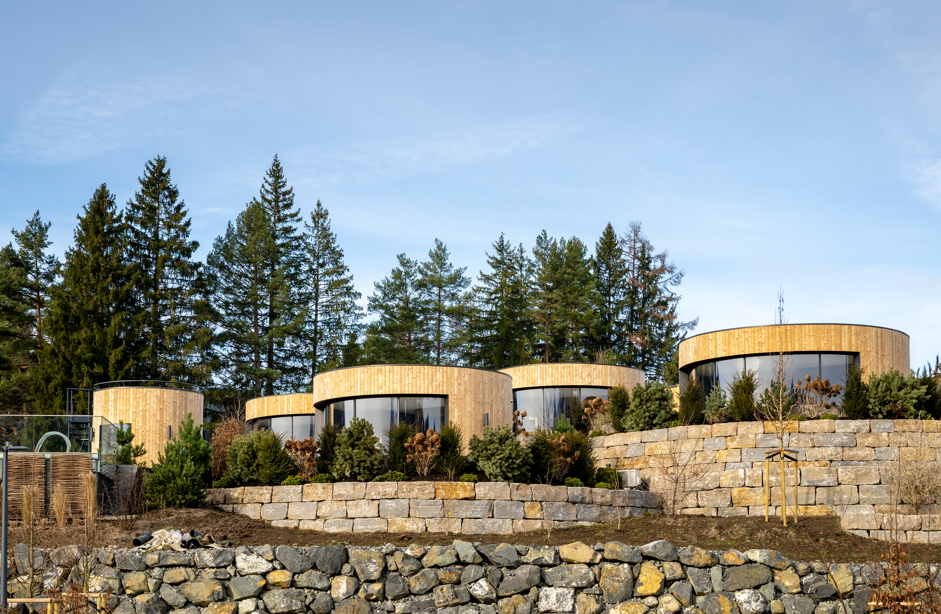 Wellnesshotel: Außenansicht der NaturLodges am sonnigen Südhang der Sonnenalp - Sonnenalp Resort