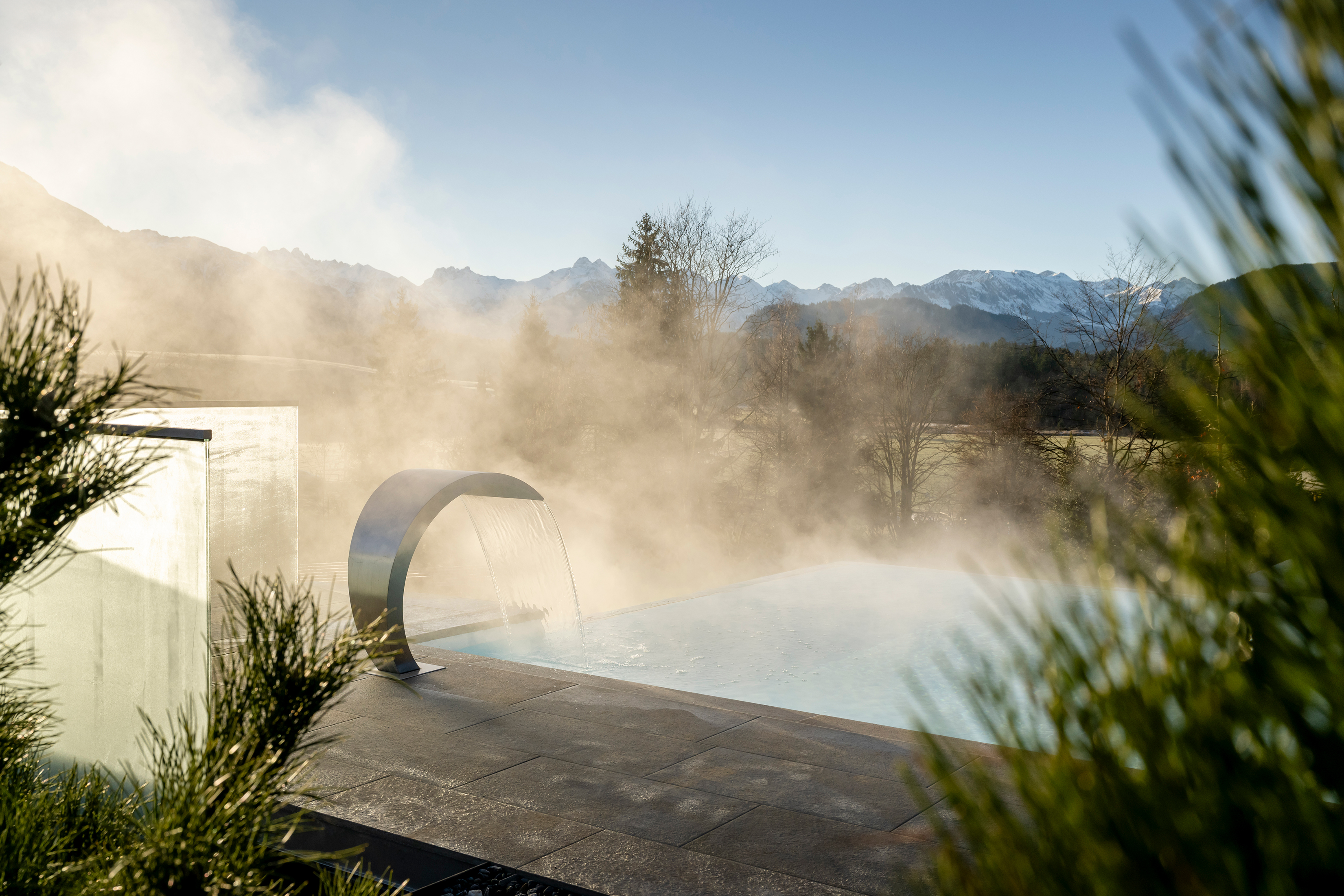 Wellnesshotel: Relax-Pool der NaturLodges - Sonnenalp Resort