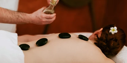 Wellnessurlaub - Day SPA - Knotzberg (Neukirchen am Walde, Natternbach) - Hot Stone Massage im Hotel Drei Quellen Therme - Hotel Drei Quellen Therme