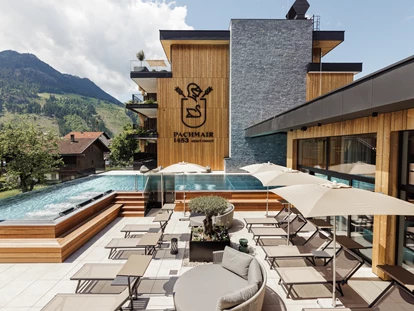 Wellnessurlaub - Fahrradverleih - Innsbruck - 17m Panorama Infinitypool mit Sonnenterrasse - PACHMAIR 1453 apart resort