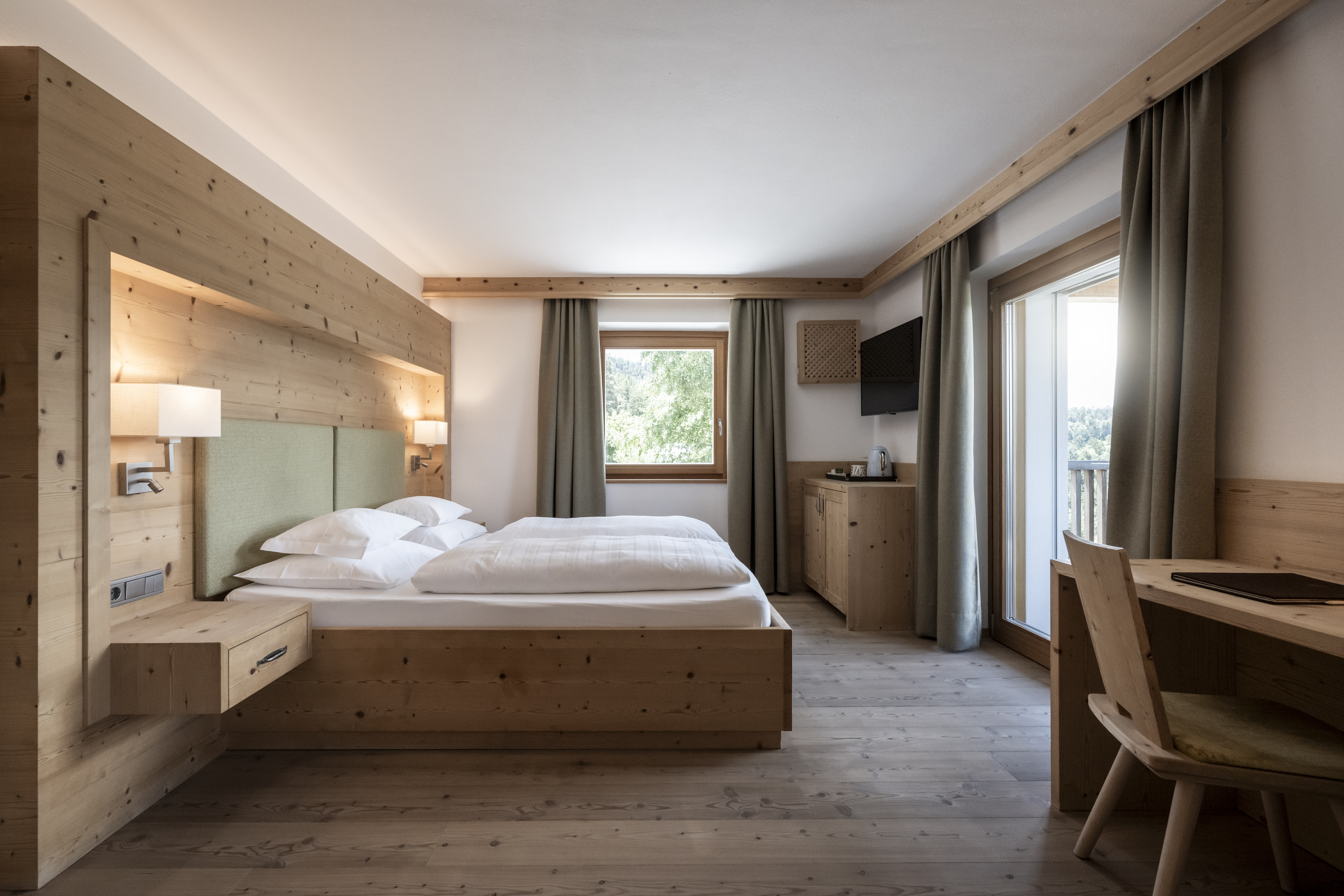 Wellnesshotel: Doppelzimmer / Familienzimmer Talblick mit Balkon - Dolomites Nature Hotel Vigilerhof