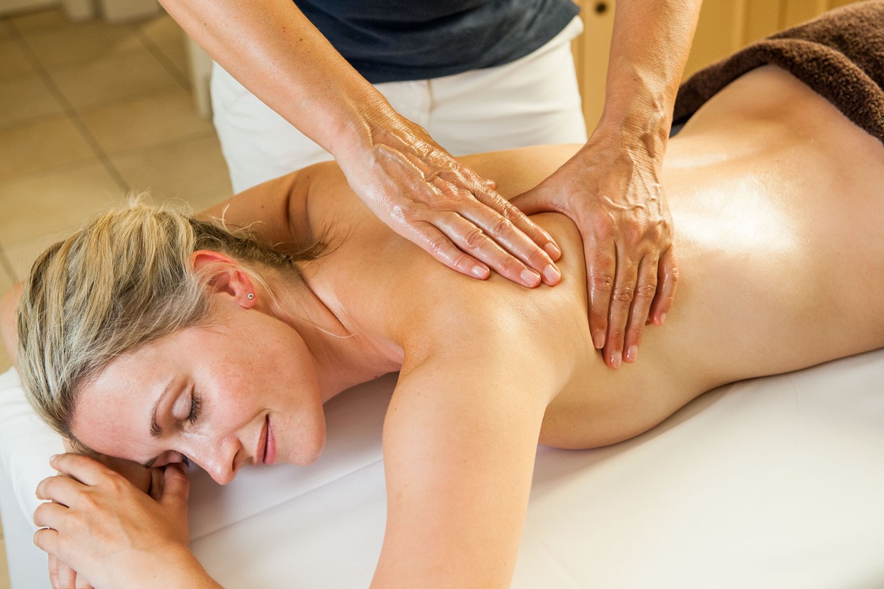 Ringhotel Birke Kiel – 4-Sterne-Superior Wellnesshotel mit Birke Spa, Schwimmbad & Sauna Massagen im Detail Wellenbrecher - Ganzkörpermassage