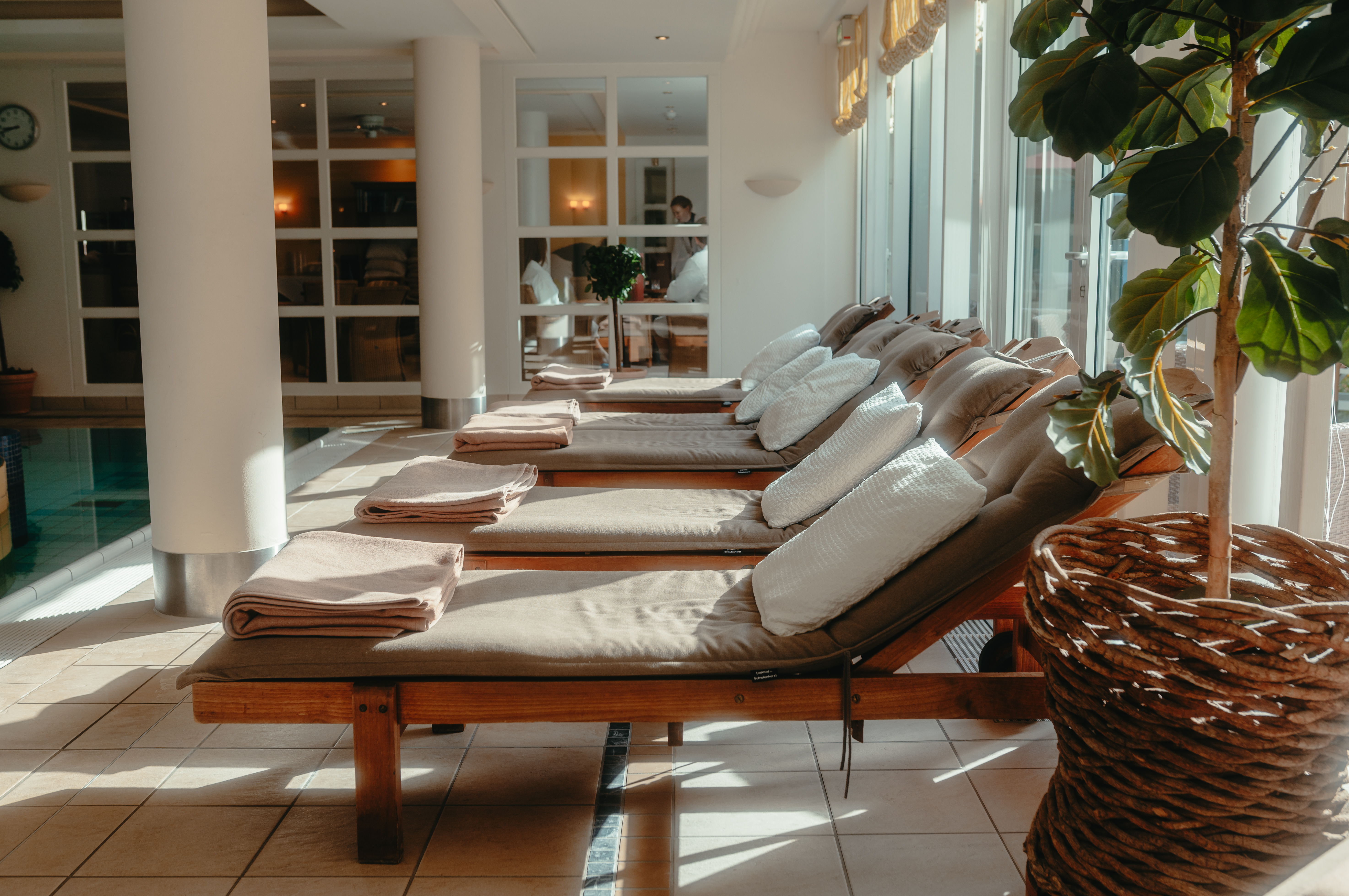 Wellnesshotel: Liegen am Pool - Ringhotel Birke Kiel – 4-Sterne-Superior Wellnesshotel mit Birke Spa, Schwimmbad & Sauna