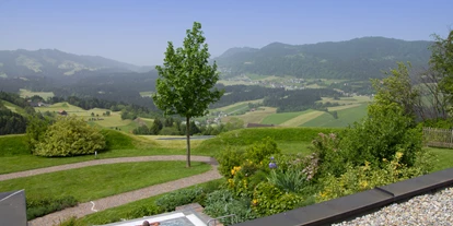 Wellnessurlaub - Biosauna - Isny im Allgäu - Wellnesshotel Linde Außenpool mit Weitblick  - Wellnesshotel Linde